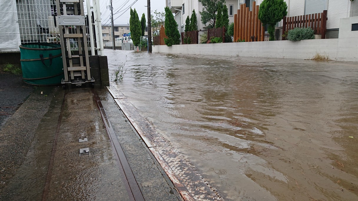 事務所前の道路の冠水状況